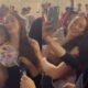 3 Potret Cantik Sara Hilgers saat Dikerubungi Pendukung Timnas Indonesia, Ramah Banget